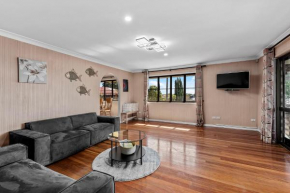 Spacious Upstair Home Comforts 13km from CBD&Airport